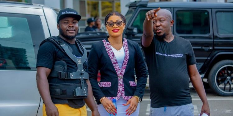 On Set : When The Leeves Broke, le nouveau film de Musing Derick en tournage à Douala